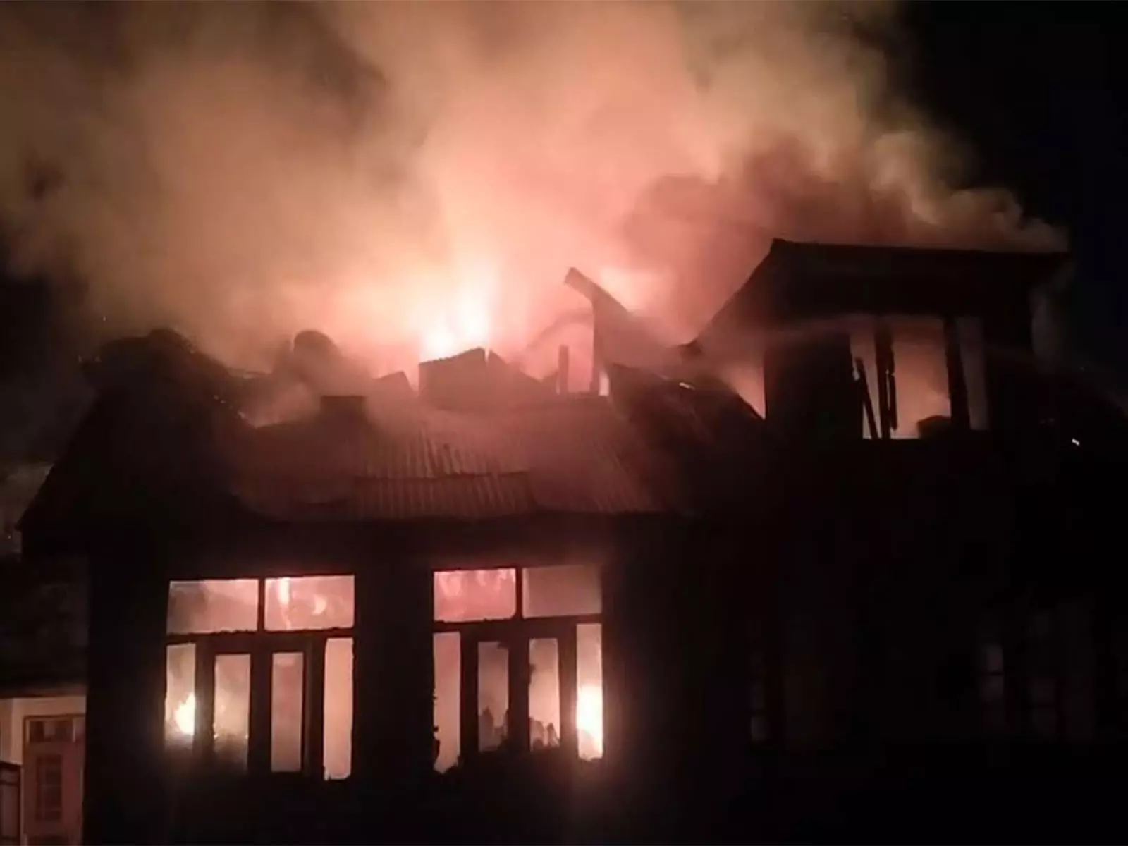 जम्मू-कश्मीर: Srinagar के नौहट्टा में भीषण आग से कई घर जलकर खाक जम्मू-कश्मीर: Srinagar के नौहट्टा में भीषण आग से कई घर जलकर खाक