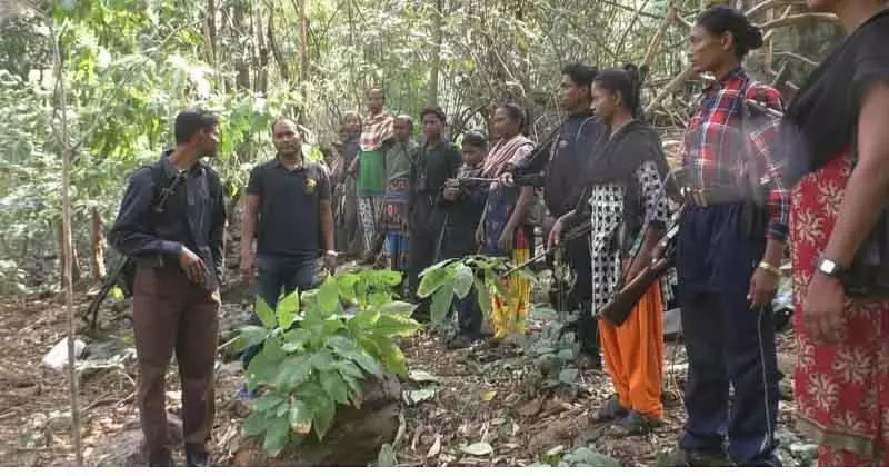 Odisha : वरिष्ठ माओवादी निखिल उर्फ निरंजन राउत 15 साथियों के साथ पुलिस के सामने सरेंडर Odisha : वरिष्ठ माओवादी निखिल उर्फ निरंजन राउत 15 साथियों के साथ पुलिस के सामने सरेंडर
