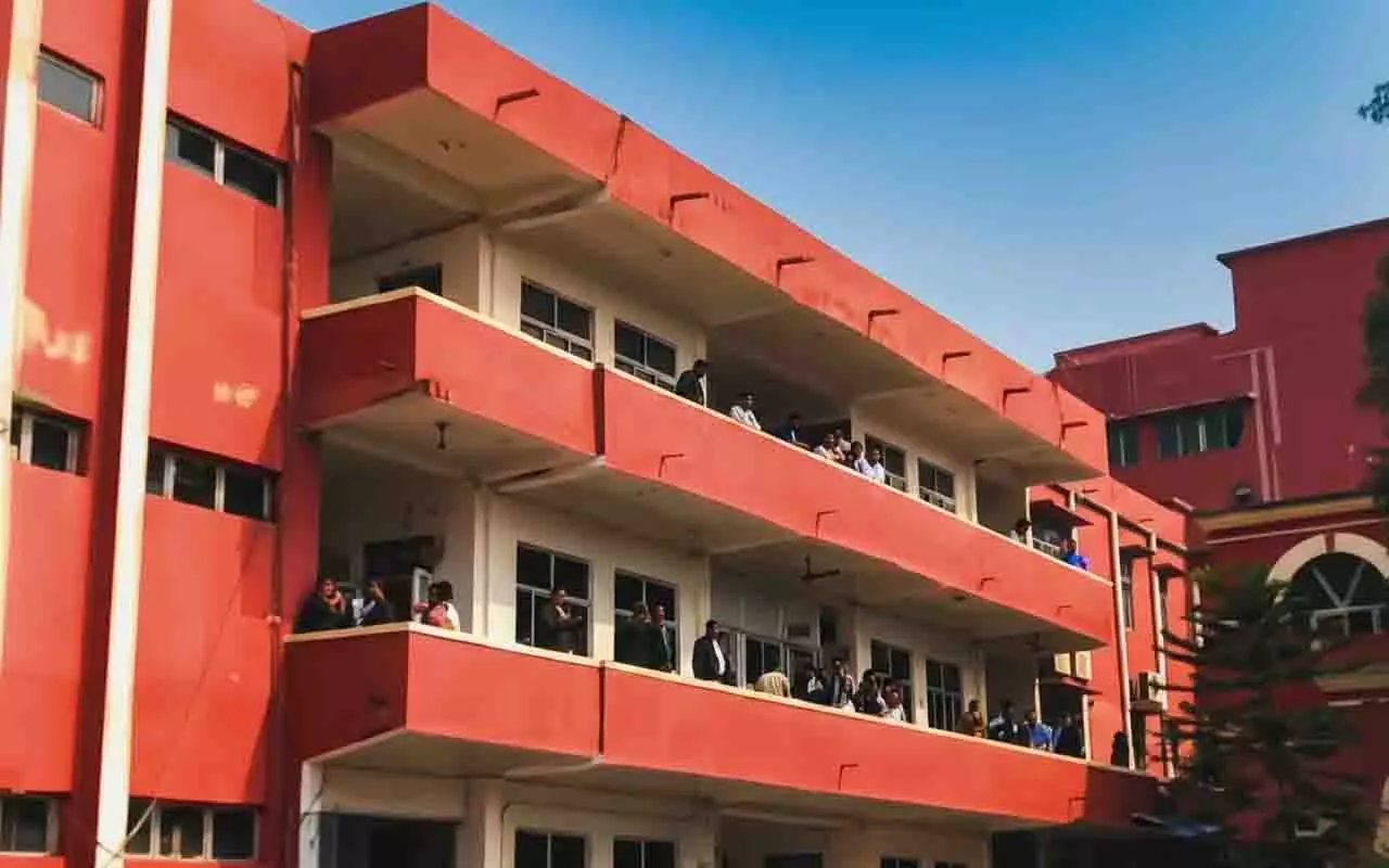 Cuttack कोर्ट में बम धमकी से हड़कंप, ईमेल के बाद अलर्ट Cuttack कोर्ट में बम धमकी से हड़कंप, ईमेल के बाद अलर्ट