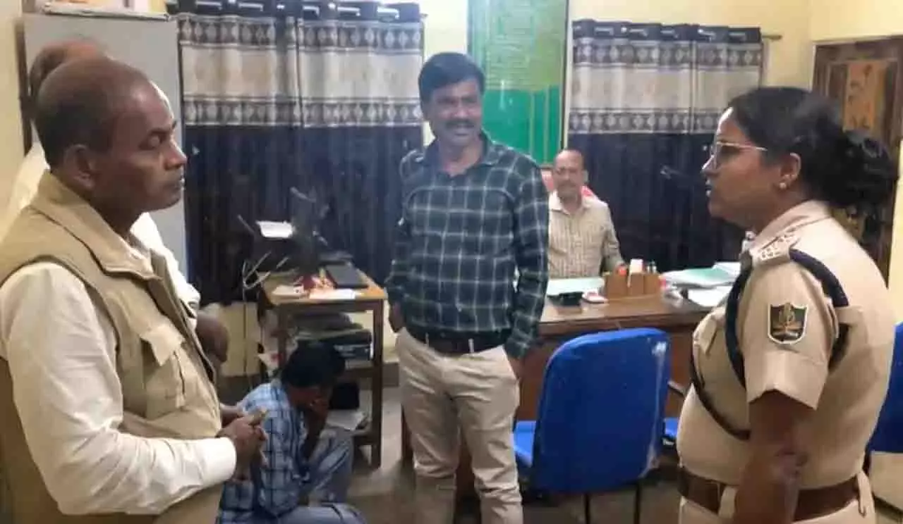 ‘दुर्व्यवहार’ मामला: PCCF के पत्र के बाद ओडिशा का पुलिसकर्मी मुश्किल में ‘दुर्व्यवहार’ मामला: PCCF के पत्र के बाद ओडिशा का पुलिसकर्मी मुश्किल में