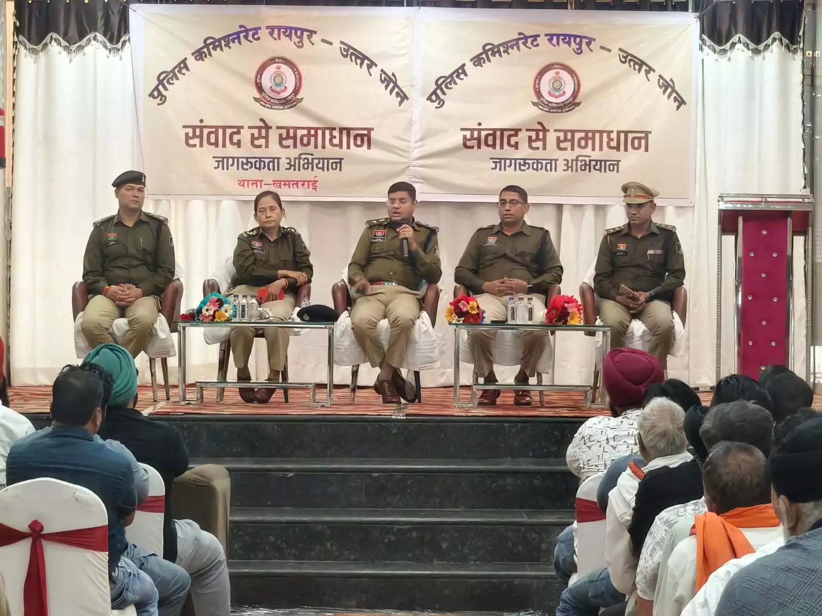 IPS मयंक गुर्जर ने चलाया संवाद से समाधान अभियान, ट्रांसपोर्टरों के साथ की बैठक IPS मयंक गुर्जर ने चलाया संवाद से समाधान अभियान, ट्रांसपोर्टरों के साथ की बैठक