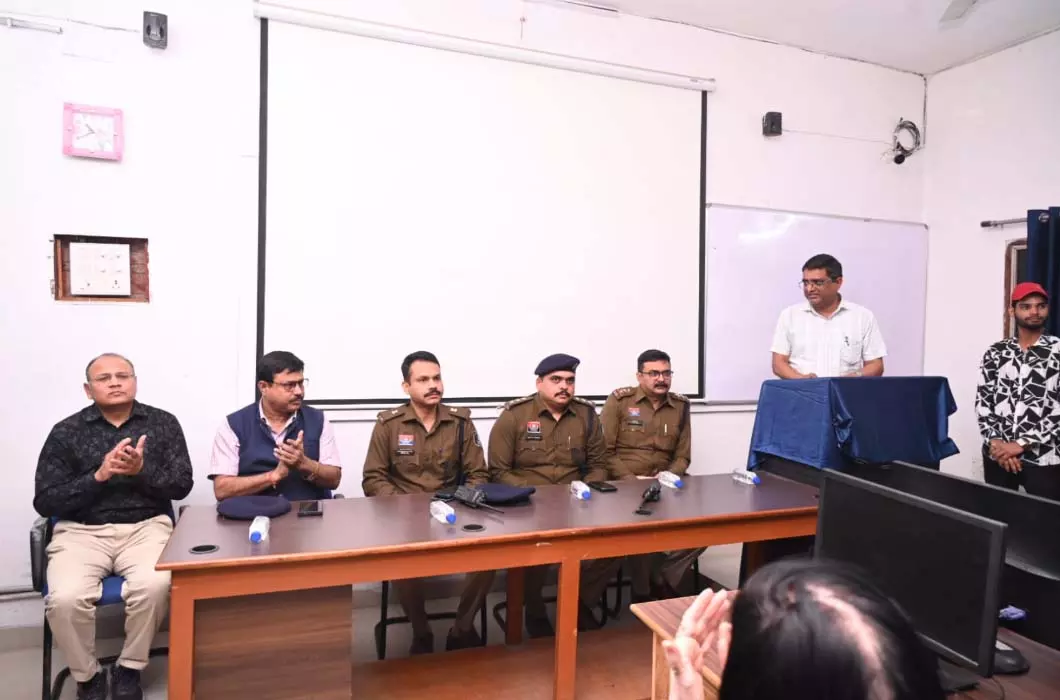 महंत कॉलेज में रायपुर पुलिस ने चलाया संवाद से समाधान अभियान महंत कॉलेज में रायपुर पुलिस ने चलाया संवाद से समाधान अभियान