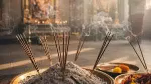 पूजा के बाद धूप-अगरबत्ती की राख को सही ढंग से Dispose के उपाय पूजा के बाद धूप-अगरबत्ती की राख को सही ढंग से Dispose के उपाय