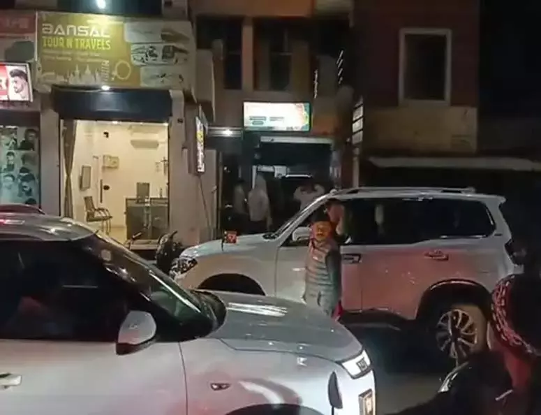 CG BREAKING: देवीगंज रोड पर जमकर फायरिंग, होटल संचालक के घर से 6 पिस्टल बरामद CG BREAKING: देवीगंज रोड पर जमकर फायरिंग, होटल संचालक के घर से 6 पिस्टल बरामद