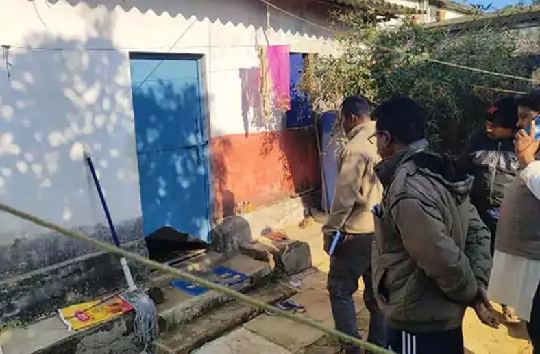 सूने घर में चोरी, परिवार के रायपुर जाने के दौरान चोरों ने 3.25 लाख रुपए और जेवरात उड़ा लिए सूने घर में चोरी, परिवार के रायपुर जाने के दौरान चोरों ने 3.25 लाख रुपए और जेवरात उड़ा लिए