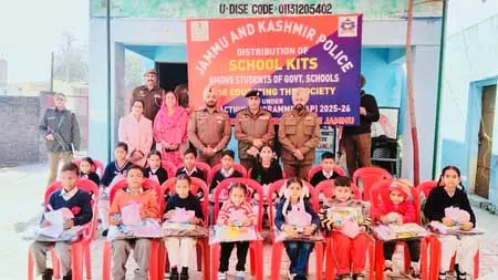 पुलिस ने सीएपी के तहत मलिक-पुर गांव में जरूरतमंद छात्रों को स्कूल किट और स्टेशनरी वितरित की पुलिस ने सीएपी के तहत मलिक-पुर गांव में जरूरतमंद छात्रों को स्कूल किट और स्टेशनरी वितरित की