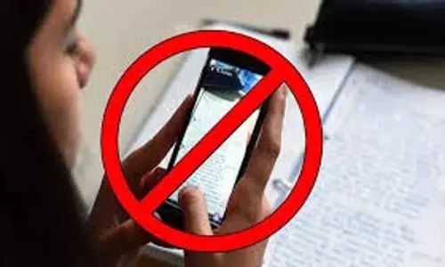 Ghaziabad: प्राइमरी स्कूलों में मोबाइल होगा बैन, व्हाट्सएप होमवर्क पर भी लगेगी रोक Ghaziabad: प्राइमरी स्कूलों में मोबाइल होगा बैन, व्हाट्सएप होमवर्क पर भी लगेगी रोक