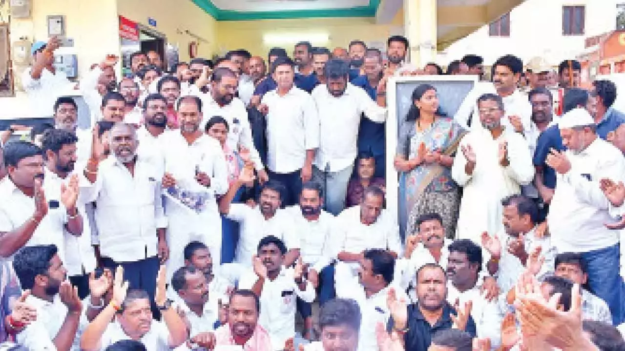 चुनावी माहौल हिंसक हो गया, आलियाबाद में BRS और कांग्रेस नेताओं में झड़प
