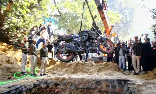 गड्ढे में गिरने से बाइकर की मौत, Delhi सरकार ने 3 जल बोर्ड अधिकारियों को सस्पेंड किया