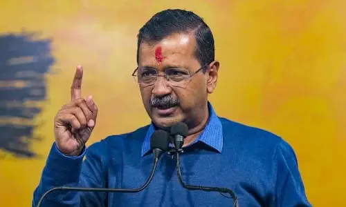 बाइकर की मौत पर AAP और कांग्रेस ने Delhi सरकार की आलोचना की