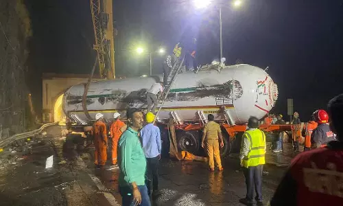 पुलिस और वॉलंटियर्स की सूझबूझ से Mumbai-पुणे एक्सप्रेसवे पर गैस लीक का बड़ा हादसा टल गया