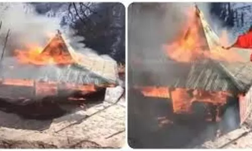 Himachal Pradesh: 200 साल पुराने मंदिर में लगी भीषण आग, लाखों का नुकसान Himachal Pradesh: 200 साल पुराने मंदिर में लगी भीषण आग, लाखों का नुकसान