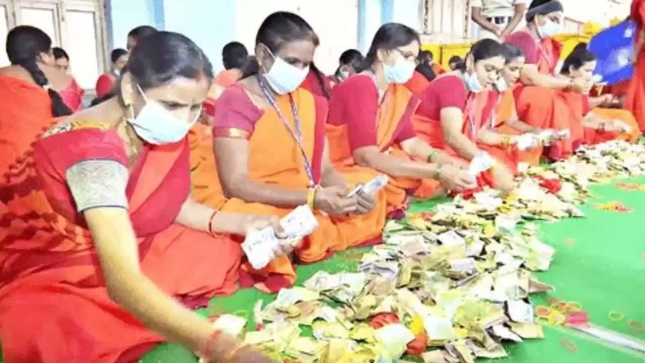 Telangana: मेदाराम जतरा हुंडियों से 6.04 करोड़ रुपये से अधिक की बिक्री Telangana: मेदाराम जतरा हुंडियों से 6.04 करोड़ रुपये से अधिक की बिक्री