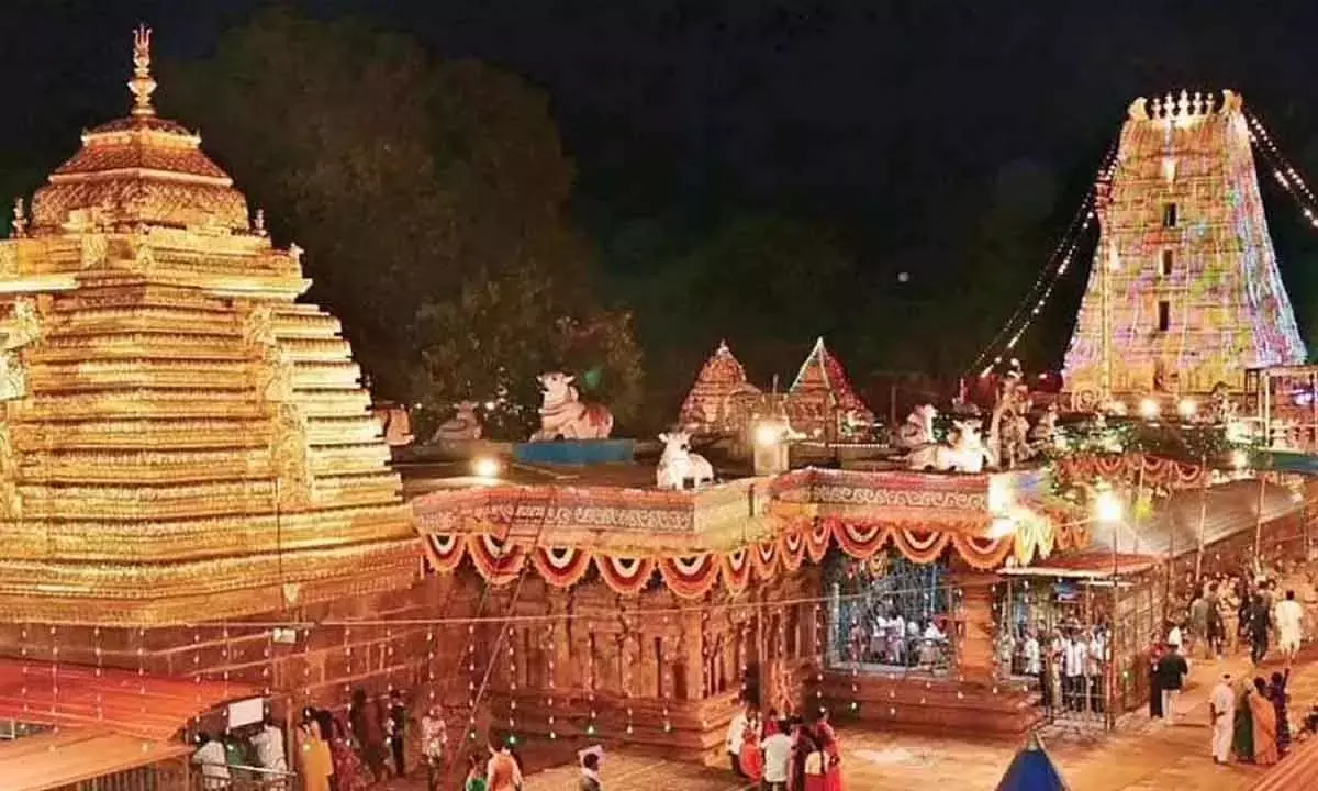 Andhra: श्रीशैलम मंदिर की हुंडी से 3.76 करोड़ रुपये मिले Andhra: श्रीशैलम मंदिर की हुंडी से 3.76 करोड़ रुपये मिले