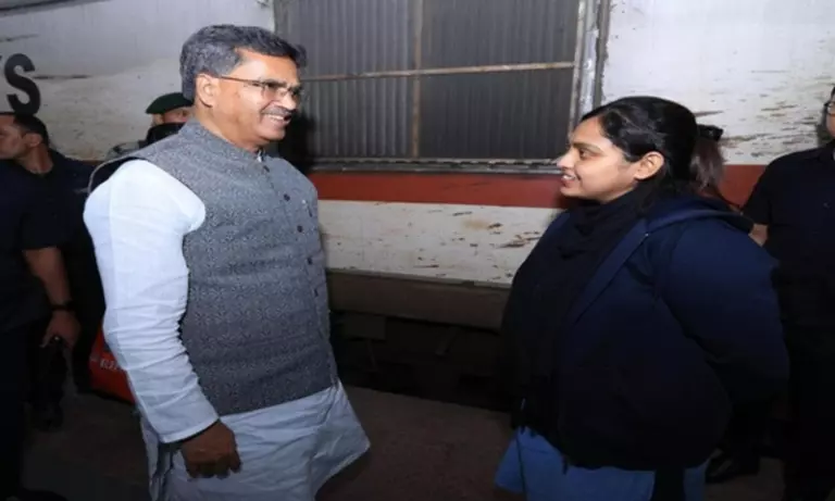 Tripura: देबोलिना रॉय राज्य की पहली महिला असिस्टेंट लोको पायलट बनीं Tripura: देबोलिना रॉय राज्य की पहली महिला असिस्टेंट लोको पायलट बनीं