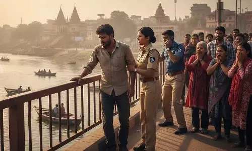 Indore : पत्नी के घर छोड़ने से परेशान शख्स की आत्महत्या की कोशिश को पुलिस ने रोका Indore : पत्नी के घर छोड़ने से परेशान शख्स की आत्महत्या की कोशिश को पुलिस ने रोका