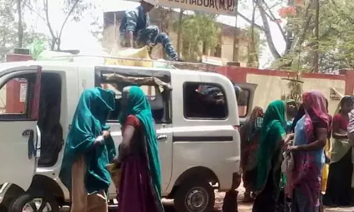 MP : ओवरलोडिंग के कारण झाबुआ की सड़कें मौत का जाल बन गई MP : ओवरलोडिंग के कारण झाबुआ की सड़कें मौत का जाल बन गई