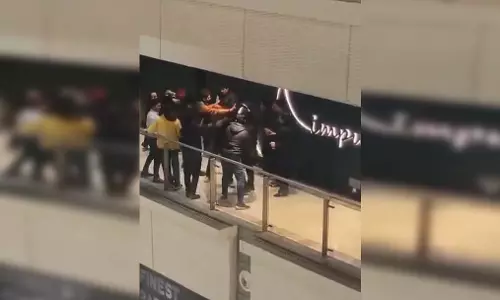 मॉल में बाउंसरों की दबंगई, युवक को बेरहमी से पीटने का वीडियो वायरल, 7 गिरफ्तार
