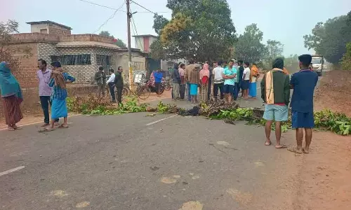 Odisha के खोरधा में हाथी के हमले में एक इलेक्ट्रीशियन की मौत, लोगों ने सड़क जाम की Odisha के खोरधा में हाथी के हमले में एक इलेक्ट्रीशियन की मौत, लोगों ने सड़क जाम की