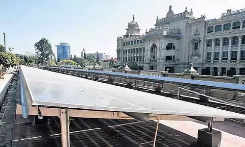विधान सौधा अब सोलर लाइट से चमकेगा: पार्किंग एरिया में Solar panels लगाए गए है