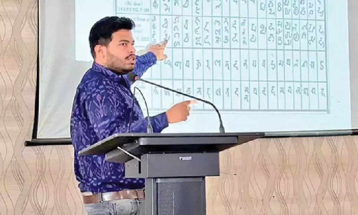 SKCG कॉलेज में ओड़िया अक्षरों में पीढ़ियों की कहानी बताई गई है
