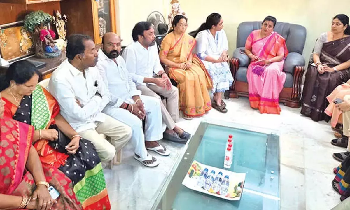 Andhra: रोजा, भुमना ने अंबाती के परिवार के सदस्यों को सांत्वना दी