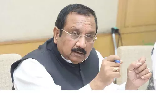 MP : मंत्री कार की ओर भागे, कर्नल सोफ़िया कुरैशी विवाद पर मीडिया के सवालों से बचे MP : मंत्री कार की ओर भागे, कर्नल सोफ़िया कुरैशी विवाद पर मीडिया के सवालों से बचे