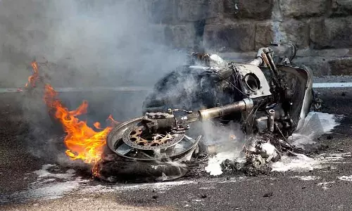 Thane में आग से तीन ऑटो रिक्शा और एक मोटरसाइकिल जलकर खाक Thane में आग से तीन ऑटो रिक्शा और एक मोटरसाइकिल जलकर खाक