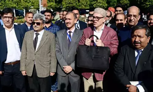 ‘सफर जारी है’: सीएम उमर ने 32 पहलों के साथ J&K बजट पेश किया ‘सफर जारी है’: सीएम उमर ने 32 पहलों के साथ J&K बजट पेश किया