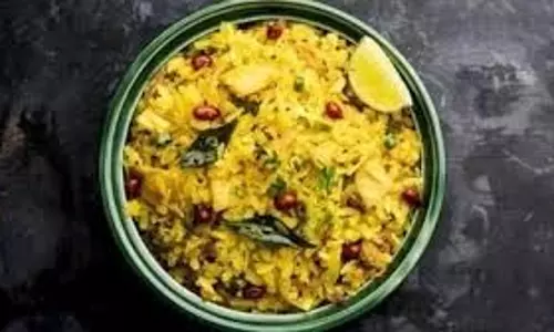 Indori Poha Recipe: घर बैठे लें चटपटा इंदौरी पोहा का आनंद, नोट कर लें रेसिपी