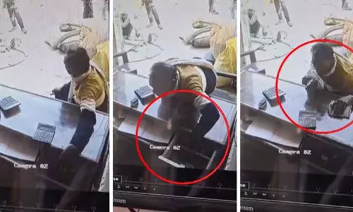 MP : छतरपुर में दिनदहाड़े अनाज की दुकान से चोर ने ₹1.5 लाख कैश चुराए MP : छतरपुर में दिनदहाड़े अनाज की दुकान से चोर ने ₹1.5 लाख कैश चुराए