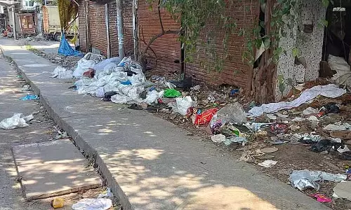 Chennai: आर्कॉट रोड फुटपाथ पर पैदल चलने वालों को कचरे के ढेर से होकर गुजरना पड़ रहा Chennai: आर्कॉट रोड फुटपाथ पर पैदल चलने वालों को कचरे के ढेर से होकर गुजरना पड़ रहा