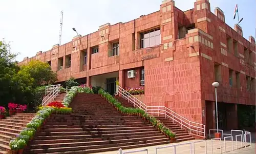 New Delhi: JNU कैंपस में तनाव, निष्कासन के खिलाफ आवाज