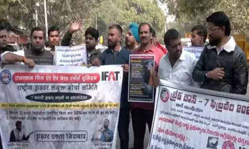 मिनिमम बेस फेयर को लेकर Delhi में ऐप-बेस्ड ट्रांसपोर्ट वर्कर्स का विरोध मिनिमम बेस फेयर को लेकर Delhi में ऐप-बेस्ड ट्रांसपोर्ट वर्कर्स का विरोध