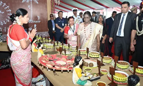 जनजातीय परंपराओं और संस्कृति पर आधारित भव्य प्रदर्शनी का राष्ट्रपति द्रौपदी मुर्मु ने किया अवलोकन