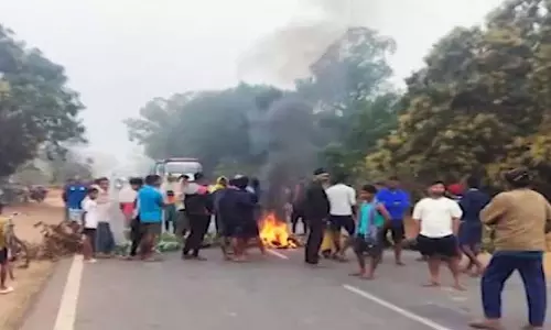 Khordha में हाथी के कुचलने से एक व्यक्ति की मौत के बाद स्थानीय लोगों ने सड़क जाम कर दी Khordha में हाथी के कुचलने से एक व्यक्ति की मौत के बाद स्थानीय लोगों ने सड़क जाम कर दी