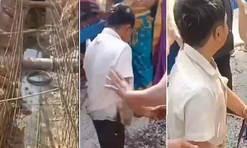 GBA की लापरवाही के कारण लड़का नाले में गिरा; लोगों में गुस्सा - वीडियो GBA की लापरवाही के कारण लड़का नाले में गिरा; लोगों में गुस्सा - वीडियो