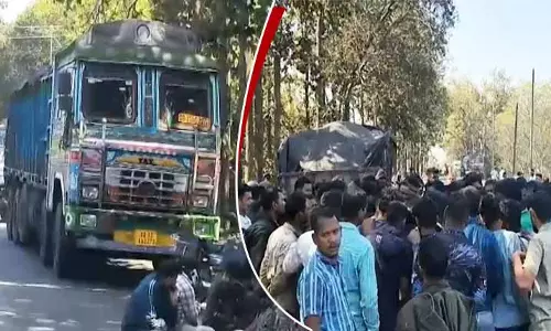 Angul में सड़क दुर्घटना में दो लोगों की मौत के बाद स्थानीय लोगों ने सड़क जाम कर दिया Angul में सड़क दुर्घटना में दो लोगों की मौत के बाद स्थानीय लोगों ने सड़क जाम कर दिया