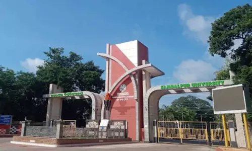 Odisha की संबलपुर यूनिवर्सिटी में दुर्व्यवहार के आरोप के बाद असिस्टेंट प्रोफेसर को सस्पेंड कर दिया गया Odisha की संबलपुर यूनिवर्सिटी में दुर्व्यवहार के आरोप के बाद असिस्टेंट प्रोफेसर को सस्पेंड कर दिया गया
