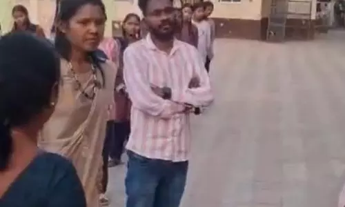 शिक्षिका ने आश्रम में अंधविश्वास फैलाई, भूत-प्रेत का साया होने का दावा शिक्षिका ने आश्रम में अंधविश्वास फैलाई, भूत-प्रेत का साया होने का दावा