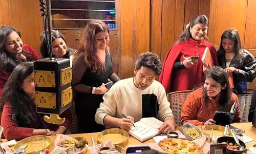 Armaan Malik ने कॉन्सर्ट से पहले दिल्ली के अरमानियंस के साथ इंटीमेट लंच किया Armaan Malik ने कॉन्सर्ट से पहले दिल्ली के अरमानियंस के साथ इंटीमेट लंच किया