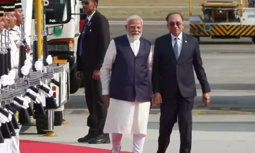 PM Modi का मलेशिया पहुंचने पर भव्य स्वागत, अनवर इब्राहिम रहे मौजूद PM Modi का मलेशिया पहुंचने पर भव्य स्वागत, अनवर इब्राहिम रहे मौजूद