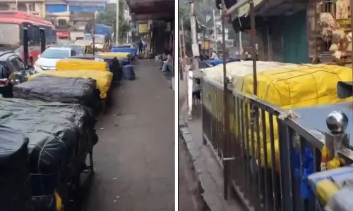 Mumbai : दादर नागरिकों ने कबूतर खाना के पास सार्वजनिक फुटपाथ पर अवैध फेरीवालों की शिकायत की Mumbai : दादर नागरिकों ने कबूतर खाना के पास सार्वजनिक फुटपाथ पर अवैध फेरीवालों की शिकायत की