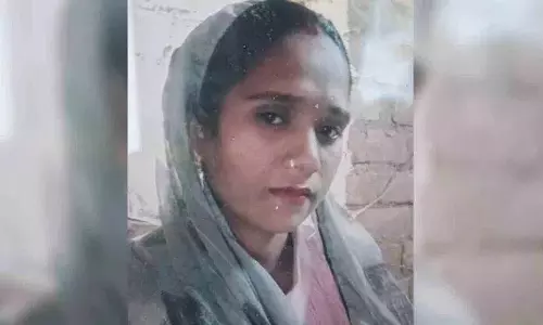 Uttar Pradesh के बांदा में रील बनाते समय 27 साल की महिला ने गलती से खुद को फांसी लगा ली Uttar Pradesh के बांदा में रील बनाते समय 27 साल की महिला ने गलती से खुद को फांसी लगा ली