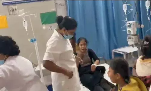 Bellampalli स्कूल में दूषित खाना खाने से 40 छात्र बीमार पड़ गए Bellampalli स्कूल में दूषित खाना खाने से 40 छात्र बीमार पड़ गए