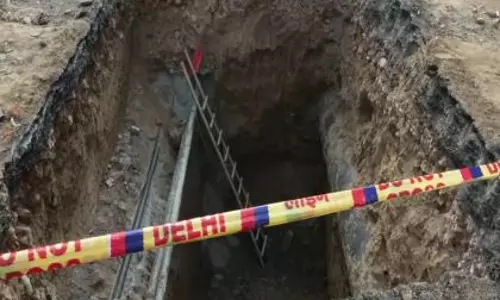 Janakpuri हादसे में चेतावनी संकेत, बैरिकेड या लाइटिंग न होने का खुलासा Janakpuri हादसे में चेतावनी संकेत, बैरिकेड या लाइटिंग न होने का खुलासा
