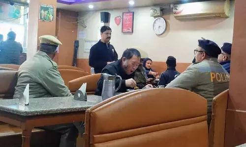 Dharamshala में पुलिस द्वारा मूवमेंट को ट्रैक करने के दौरान चीनी व्यक्ति को खाने की जगहों पर ले जाया गया