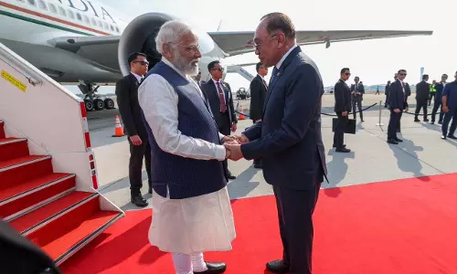 पीएम मोदी पहुंचे मलेशिया, प्रधानमंत्री अनवर इब्राहिम ने एयरपोर्ट पर किया स्वागत, VIDEO