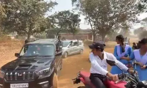 स्कूलों में विदाई पार्टी के दौरान स्टंट कर रहे बच्चे, वीडियो वायरल स्कूलों में विदाई पार्टी के दौरान स्टंट कर रहे बच्चे, वीडियो वायरल