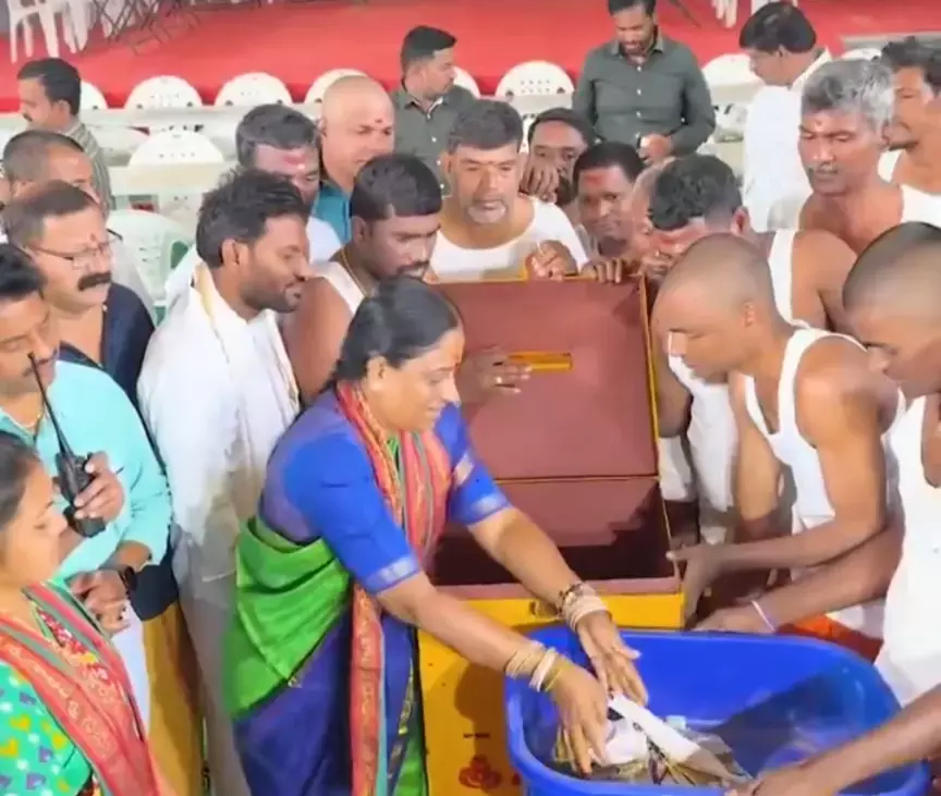 Medaram जतारा हुंडिस से दो दिनों में ₹6.04 करोड़ से अधिक की गिनती हुई Medaram जतारा हुंडिस से दो दिनों में ₹6.04 करोड़ से अधिक की गिनती हुई